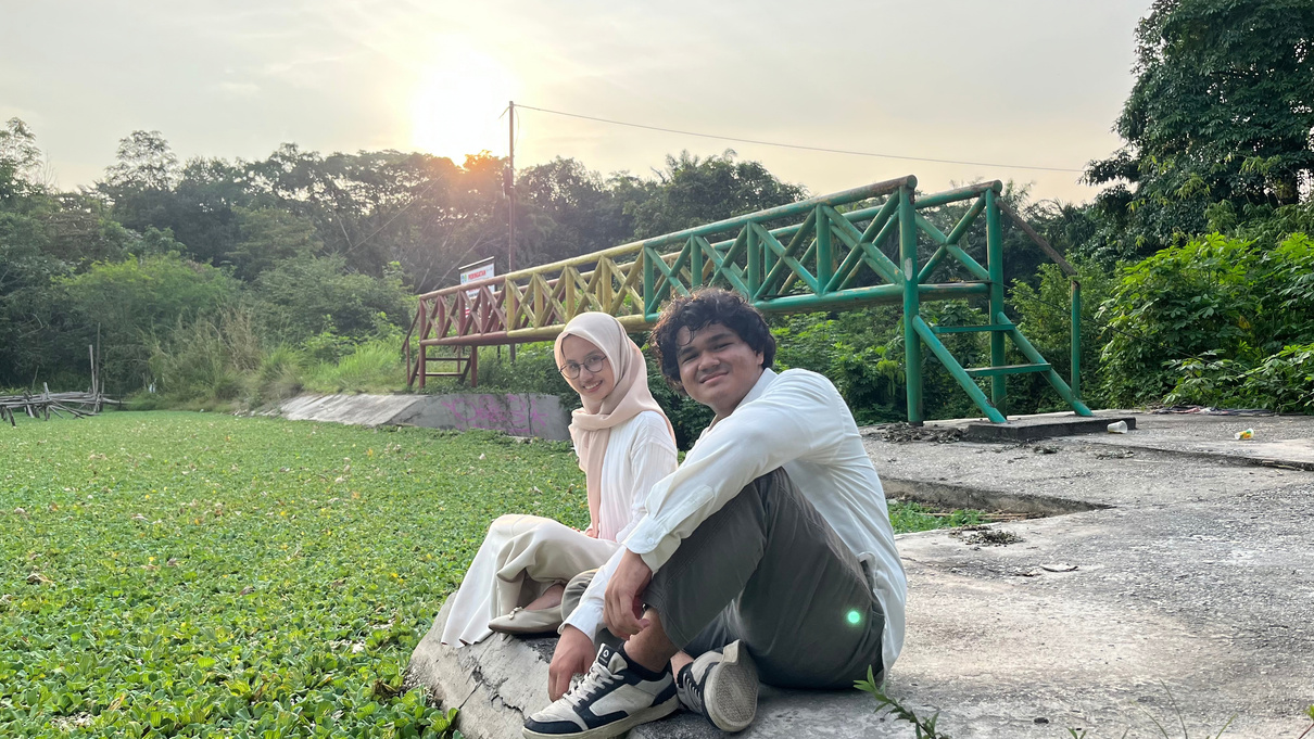 Duduk berdua
